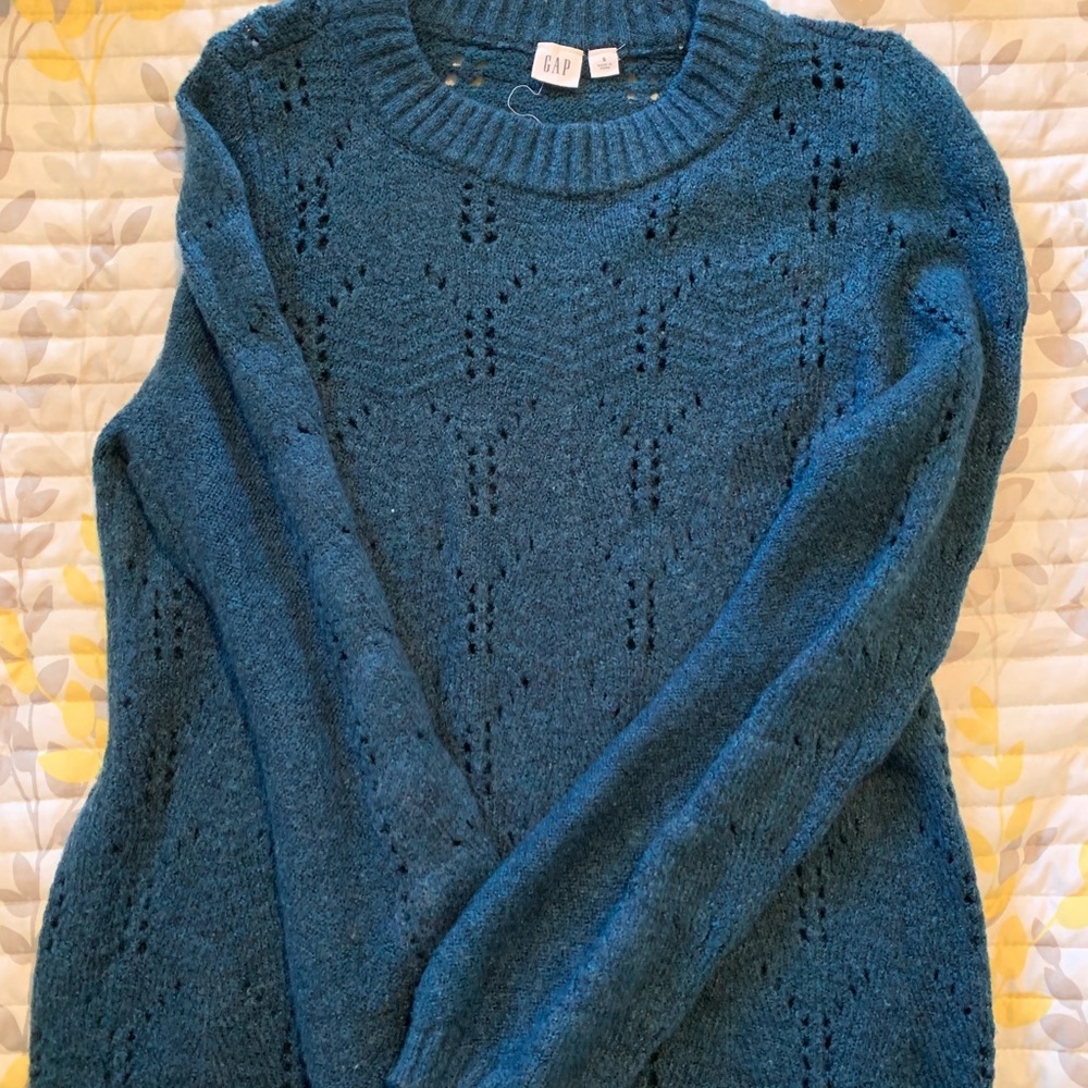 Gap Small women’s lightweight blend sweater.